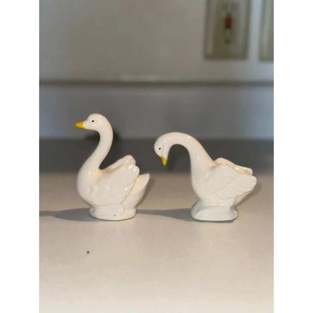 Set of two swans vintage Japan trinket